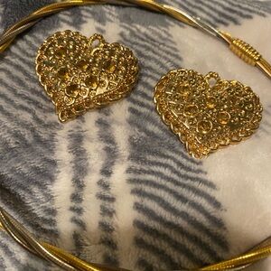 Gold tone hearts and gold tone choker